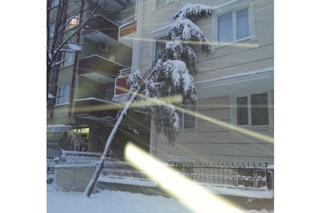 İstanbul’da yoğun kar yağışı yaşamı etkiliyor